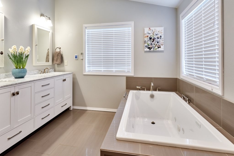 jacuzzi tub with grab bars