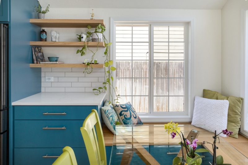 Breakfast nook with open shelves 