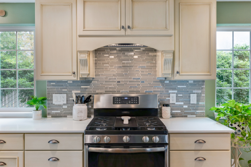 Range and associated backsplash