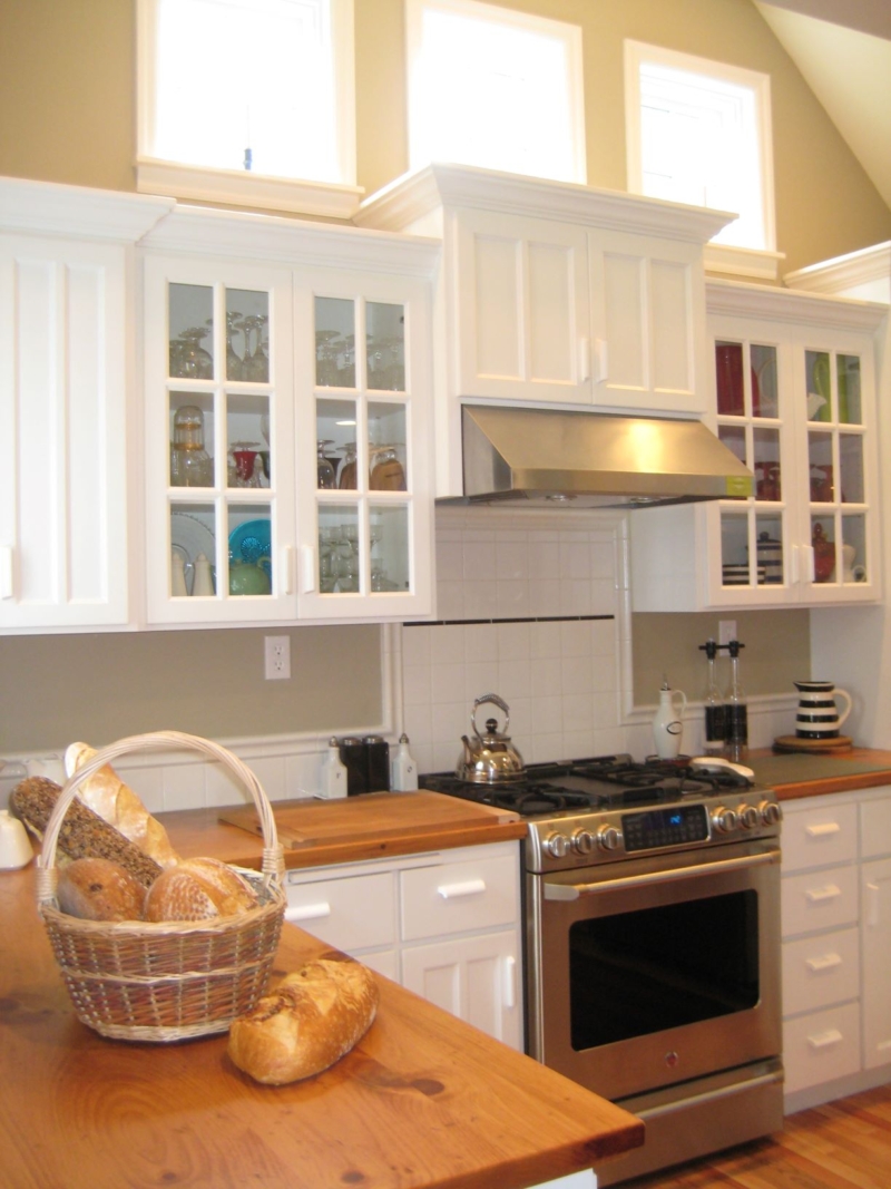 Simple door and pull styles and painted cabinets match the Cape Cod charm of the rest of the home.