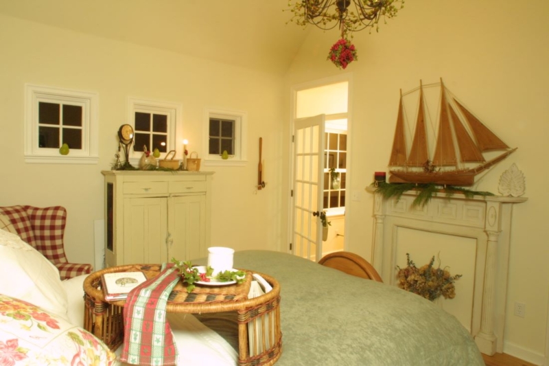 Mster bedroom with nautical cape cod theme