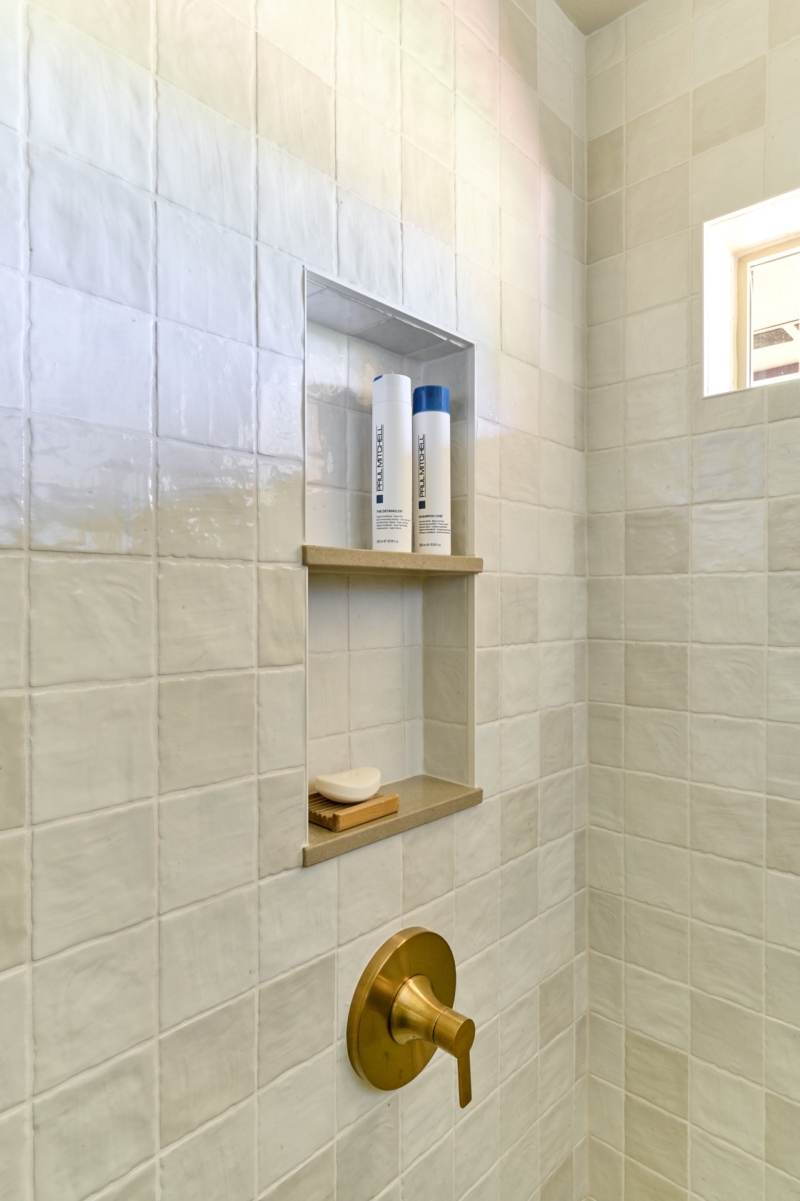 Shower niche with quartz shelves and tile