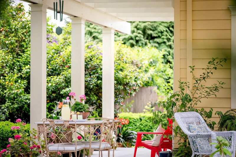 Side porch with dinking table.