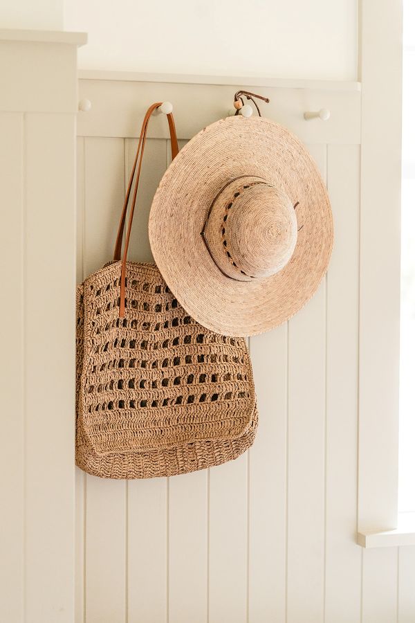 This wooden peg rail in the entry area allows for coats and bags to be hung up upon entry