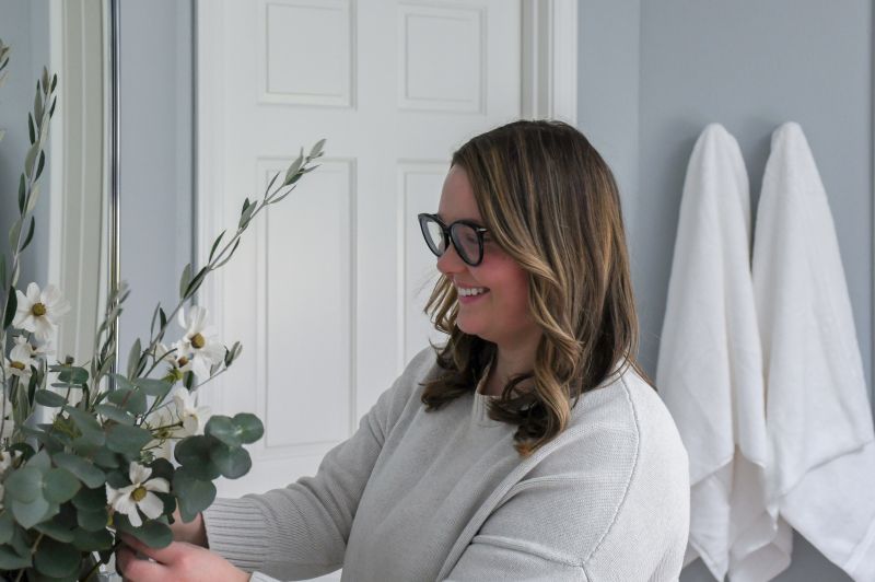 Powell designer arranging florals for bathroom remodel photos.